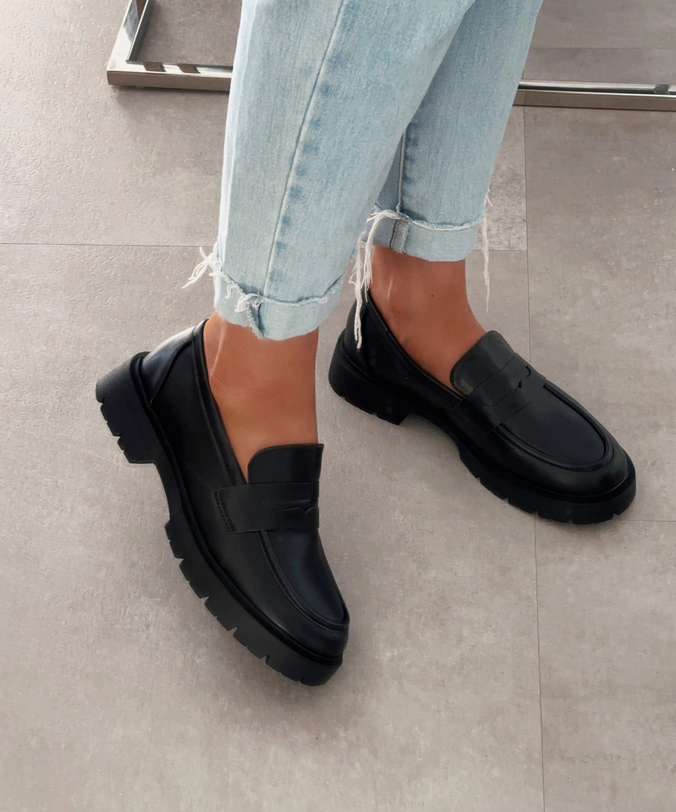 Czarne buty Loisa | Wszechstronne obuwie na każdą okazję